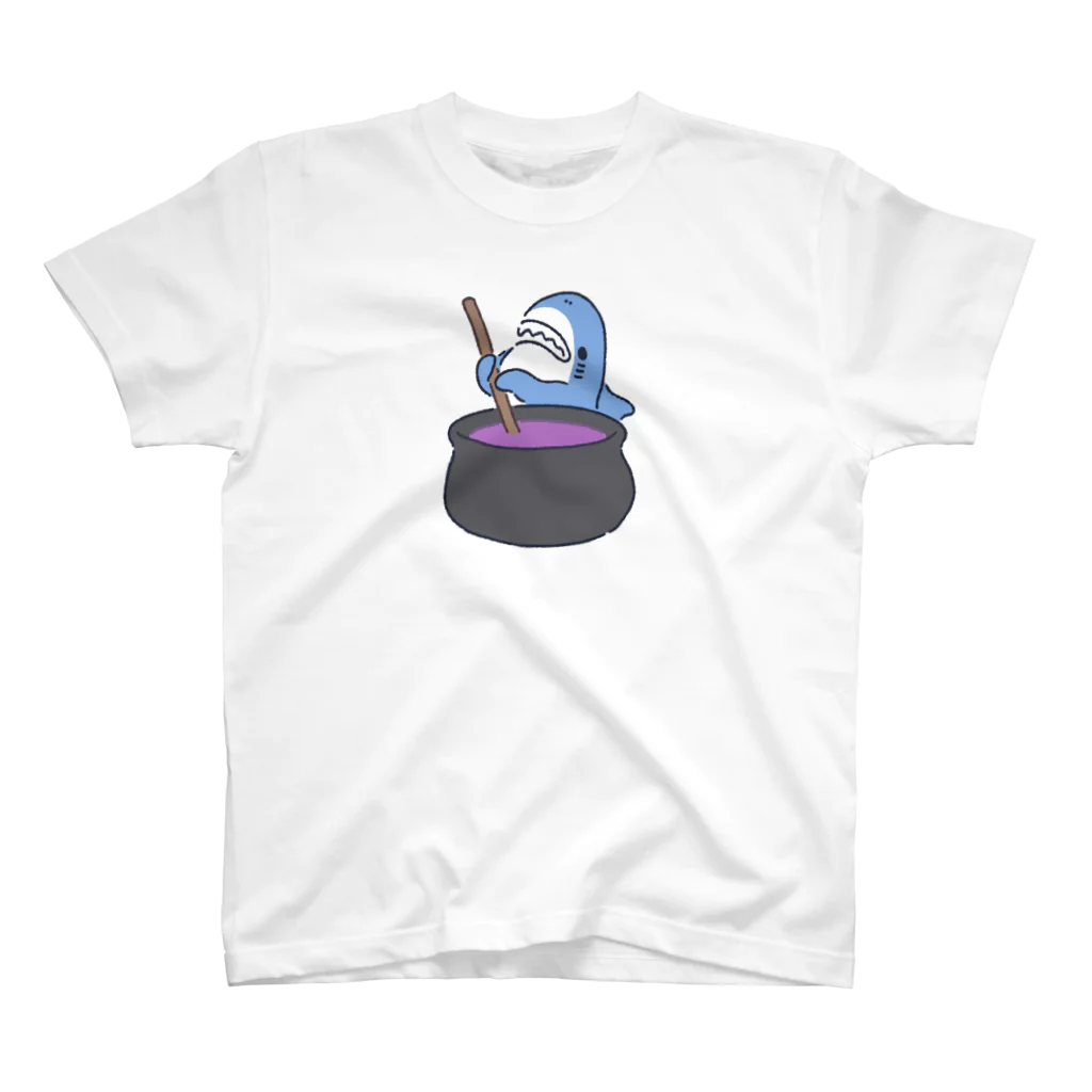 サメ わりとおもいの大鍋をかき回すサメ Regular Fit T-Shirt