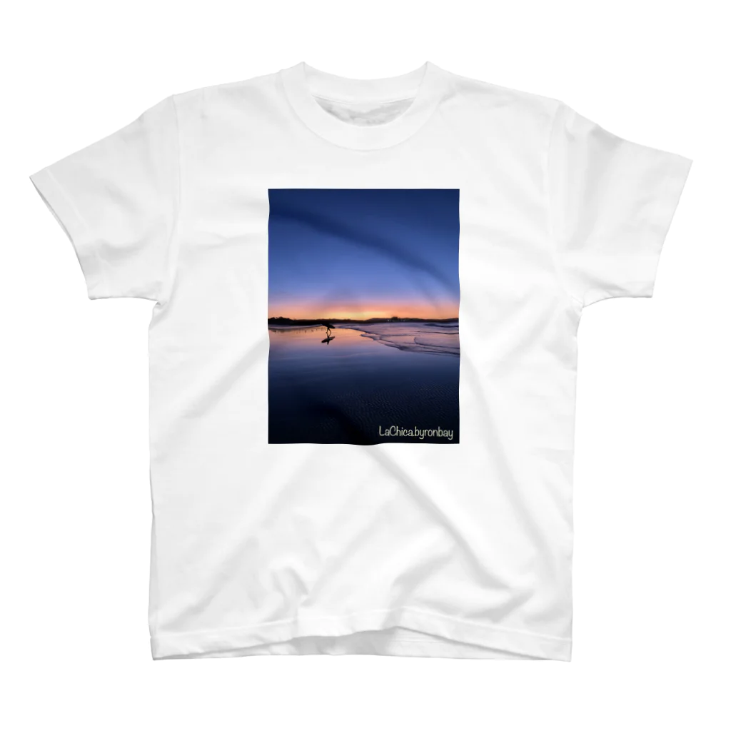 LaChicaのSunset Beach with Surfer Regular Fit T-Shirt