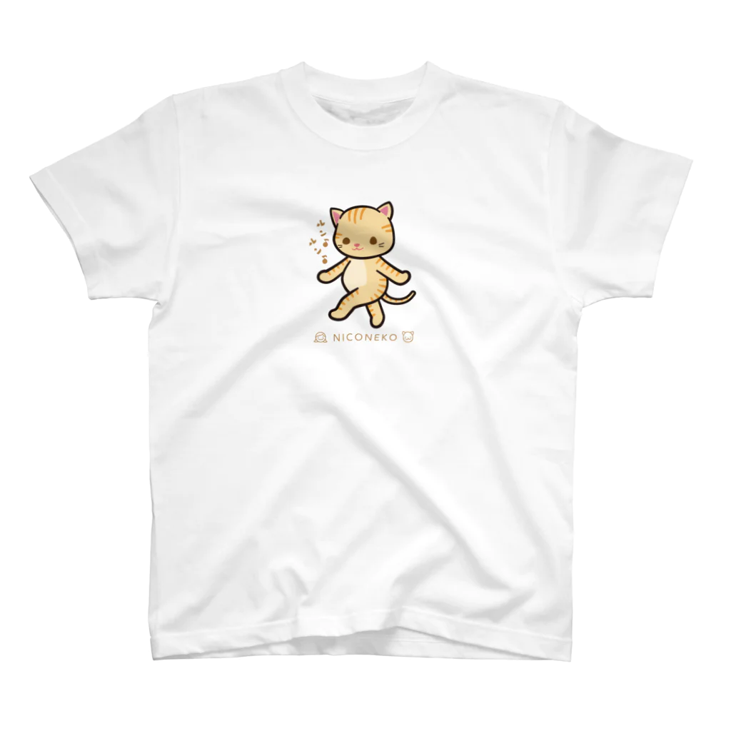 にこねこ【保護猫の保育園】のルンルンTシャツ Regular Fit T-Shirt