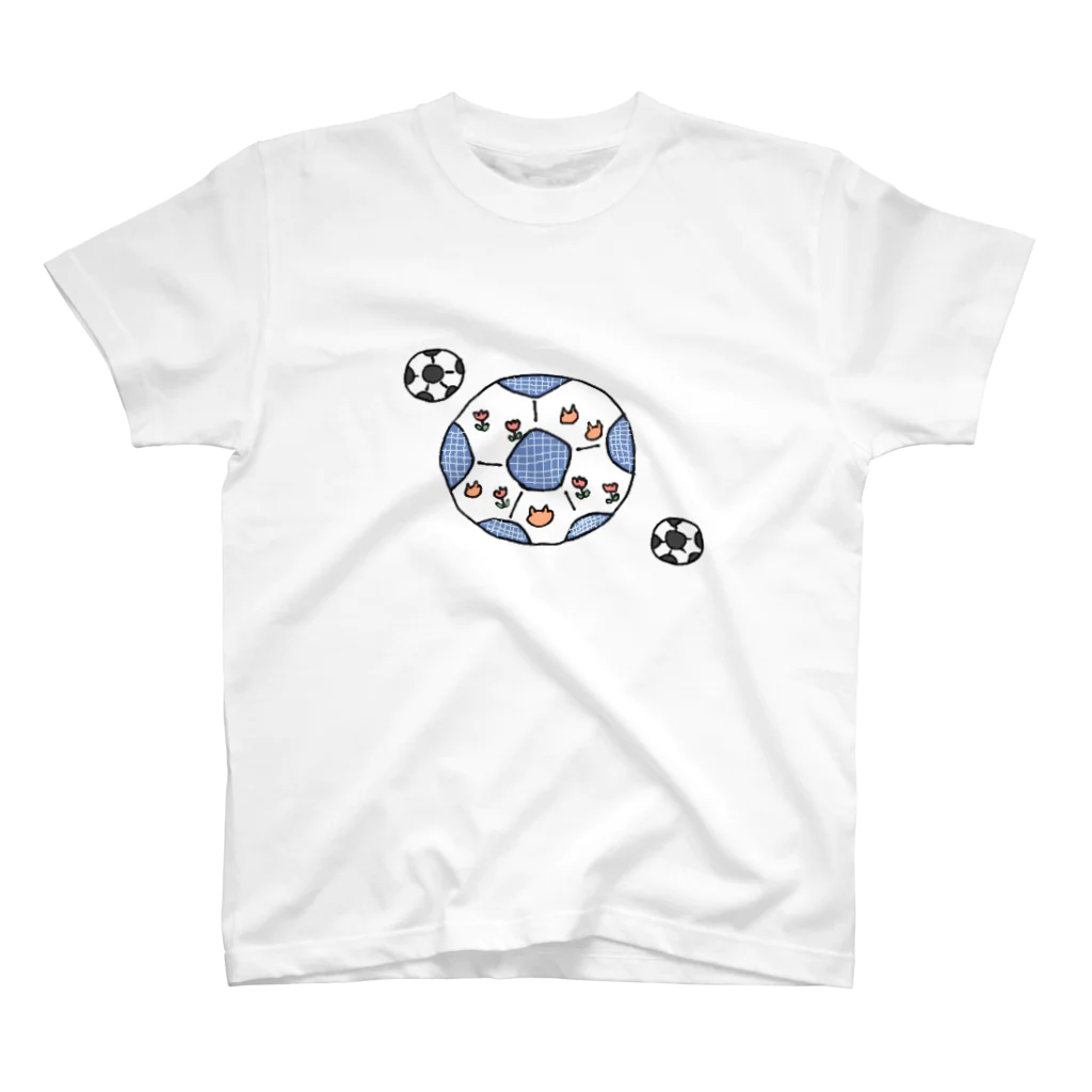 goma's ✿ shopの絵本の中の可愛いサッカーボール スタンダードTシャツ