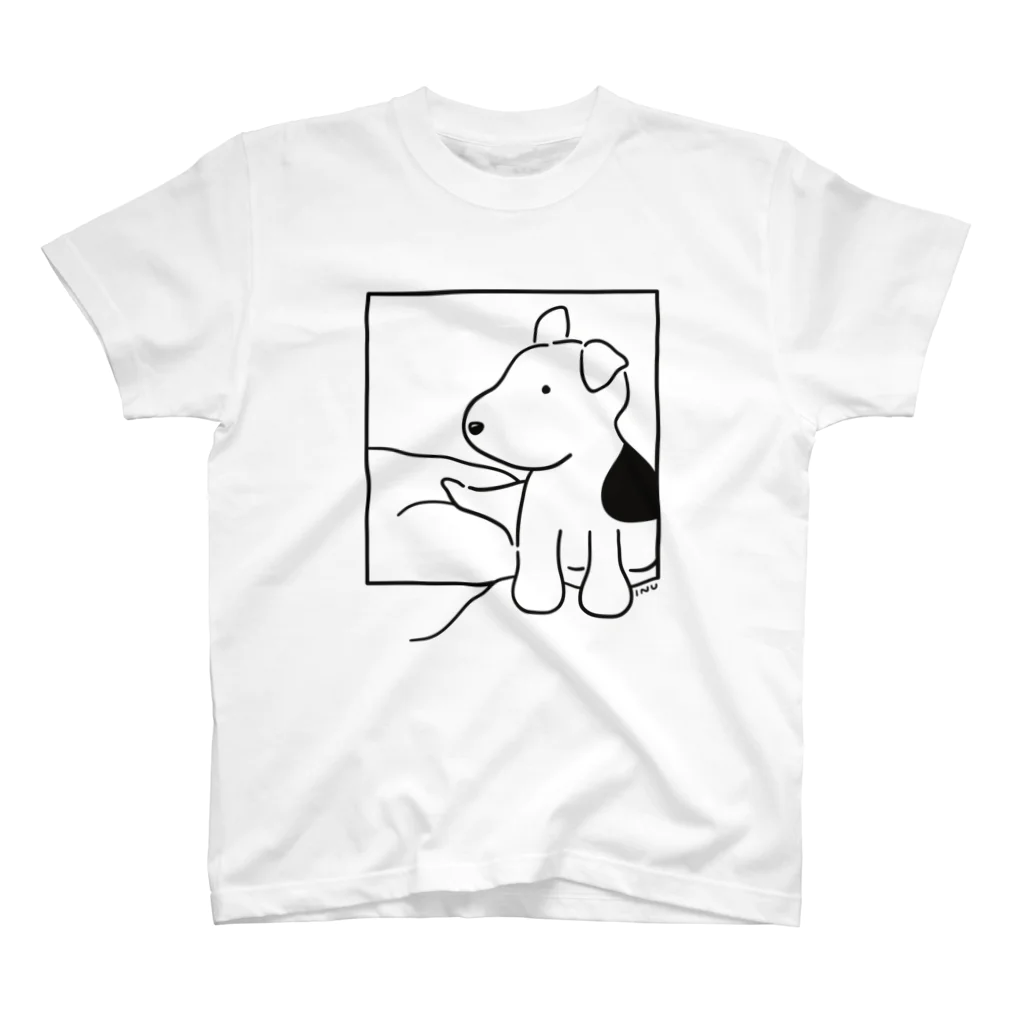 FUTURESHOTの布団の上の犬 スタンダードTシャツ