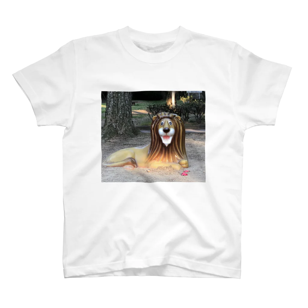 momenaのライオン Regular Fit T-Shirt