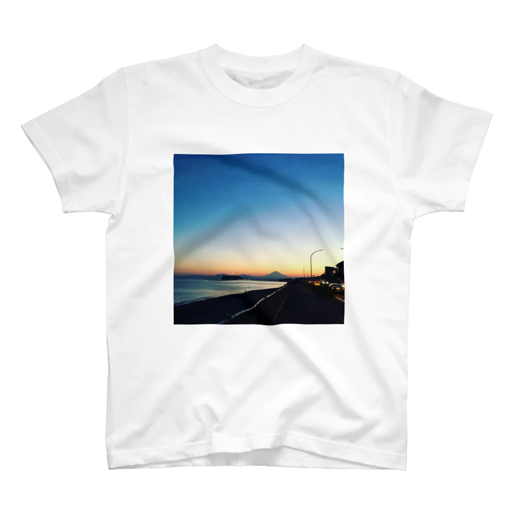 ひとりブレーメン・ジマーみはるの夕暮れの国道134号線 Regular Fit T-Shirt