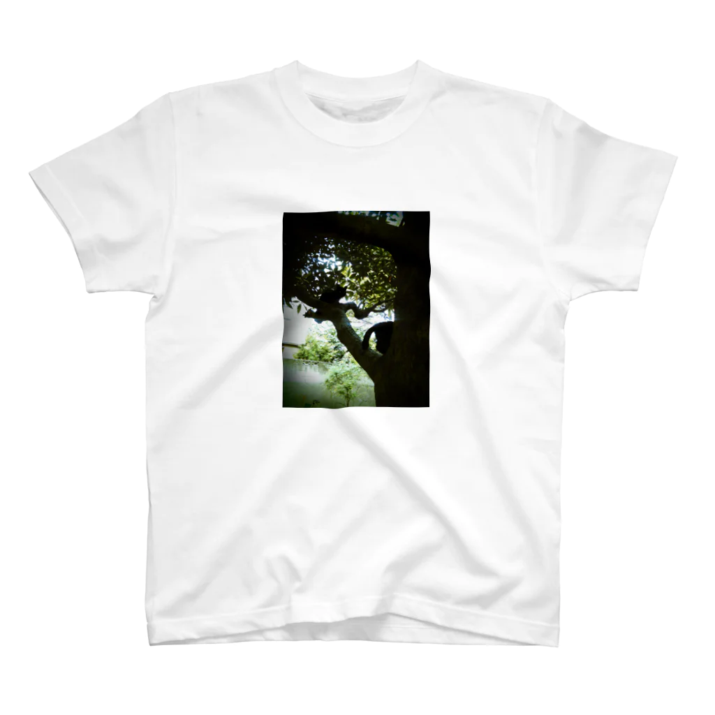 Tシャツ&雑貨の木を駆ける黒猫 Regular Fit T-Shirt