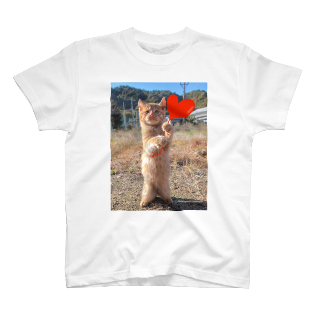 立ち猫®︎(たちねこ） SHOPの立ち猫　ハートをあげる Regular Fit T-Shirt