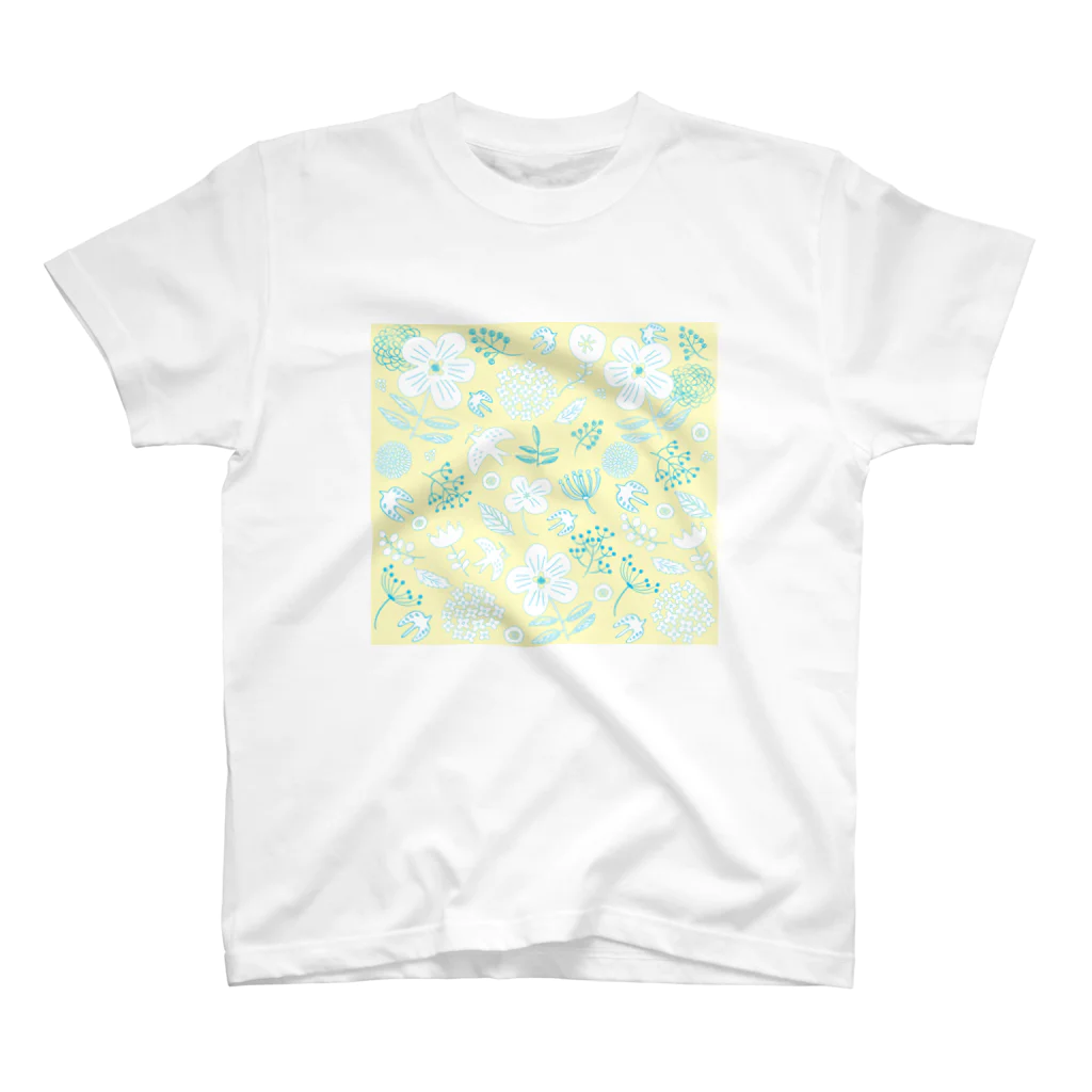 yumeyumeの 北欧風ブルーとイエローの花柄 Regular Fit T-Shirt