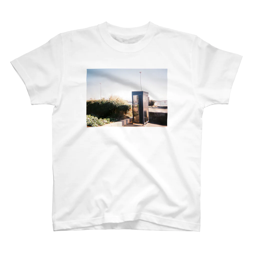 堕天使ストアの海沿いの電話ボックス Regular Fit T-Shirt
