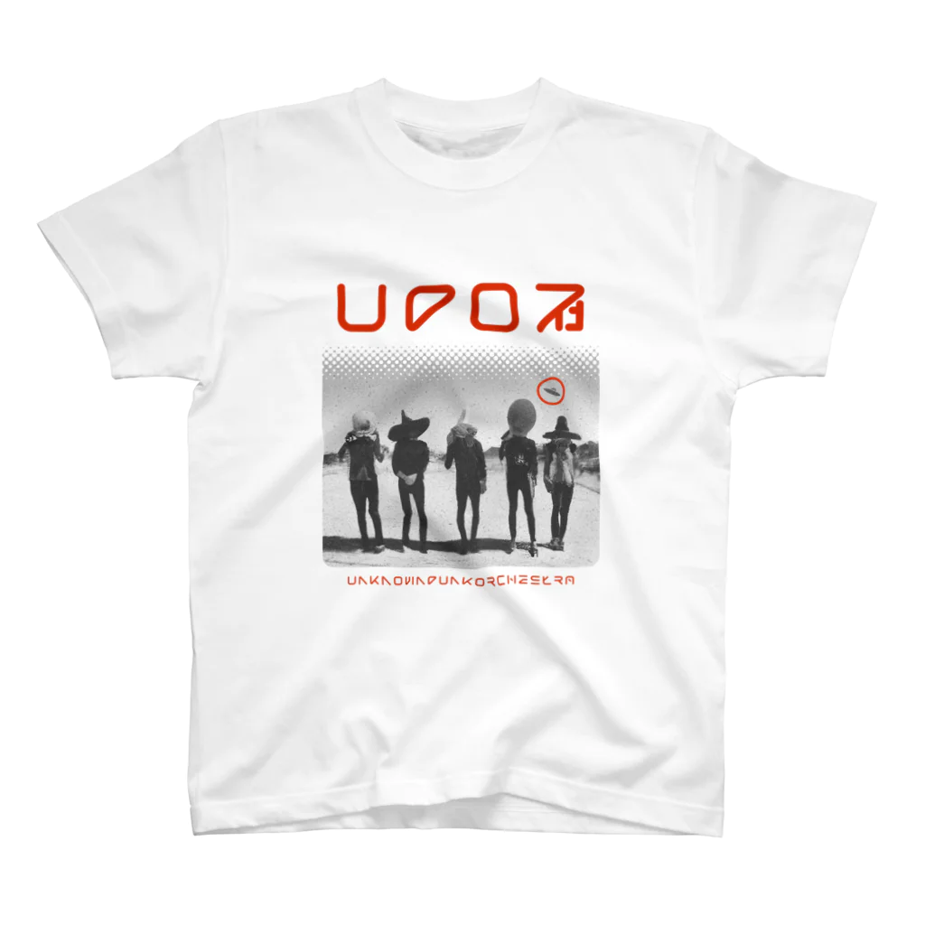 UFO社（Tシャツデザイン課）の謎の5人、背後にUFO。 Regular Fit T-Shirt