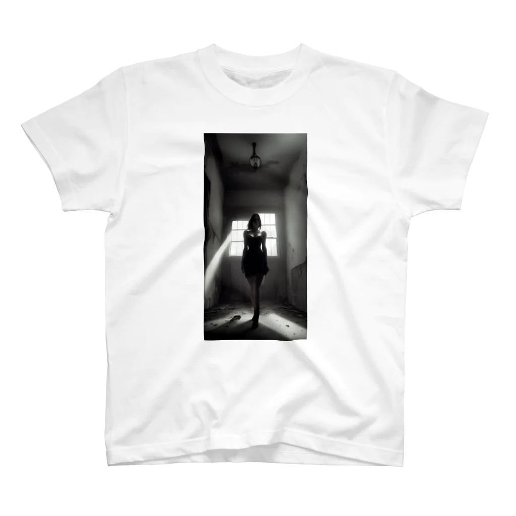 justfit150のa woman in the shadows Regular Fit T-Shirt