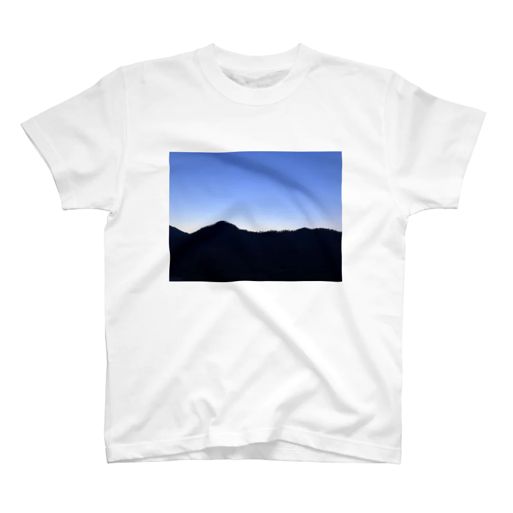 Dali13のAzure Twilight Glow of Japan's Rural Mountain Ranges Regular Fit T-Shirt