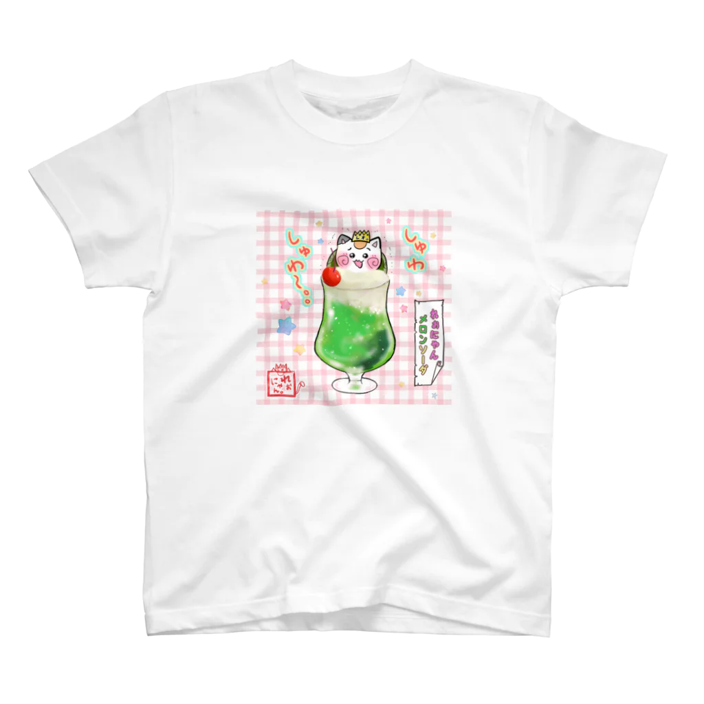 旅猫王子れぉにゃん👑😼公式(レイラ・ゆーし。)の(背景)メロンソーダ☆れぉにゃん Regular Fit T-Shirt