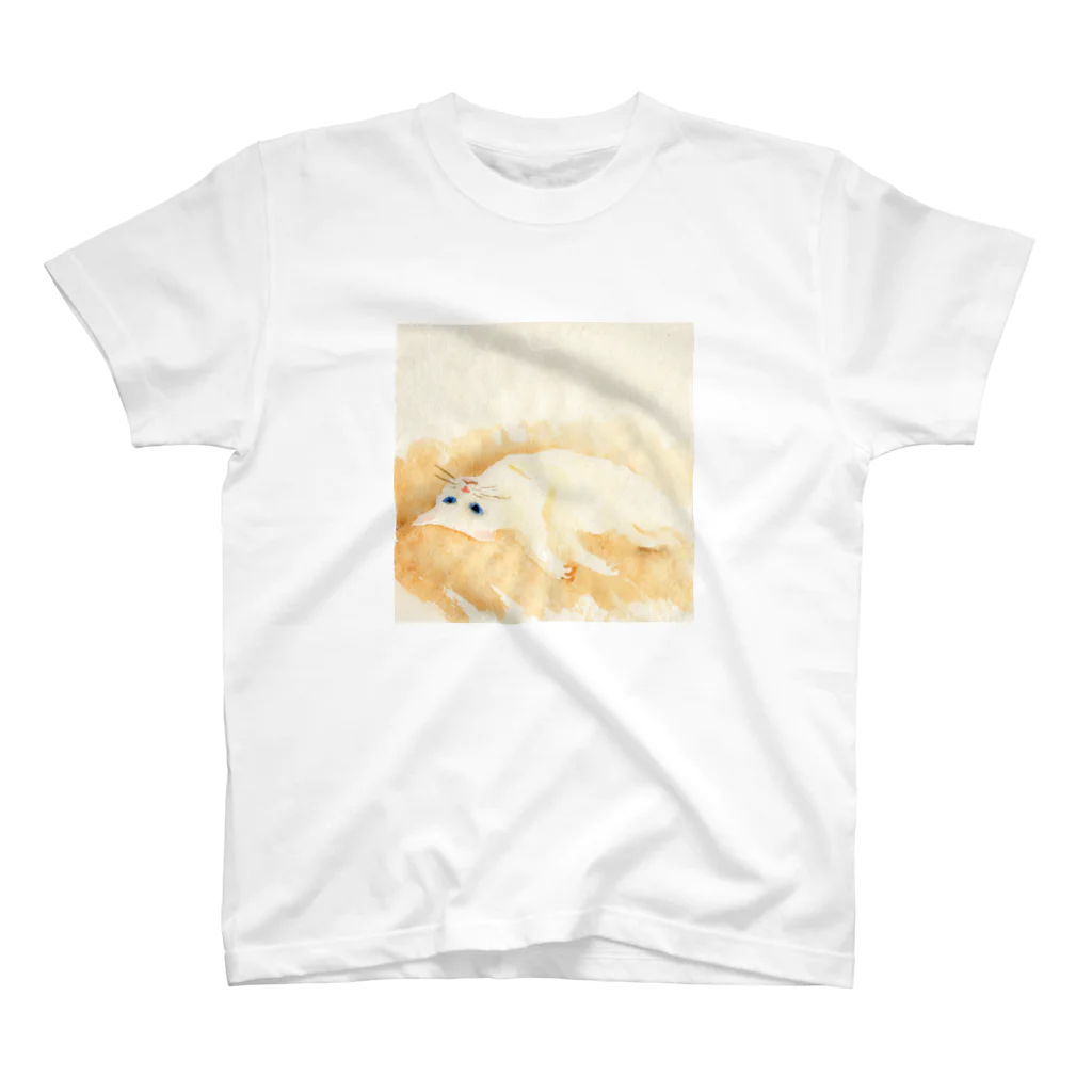 Yumi Kudo ARTの寝転がっている白猫 スタンダードTシャツ