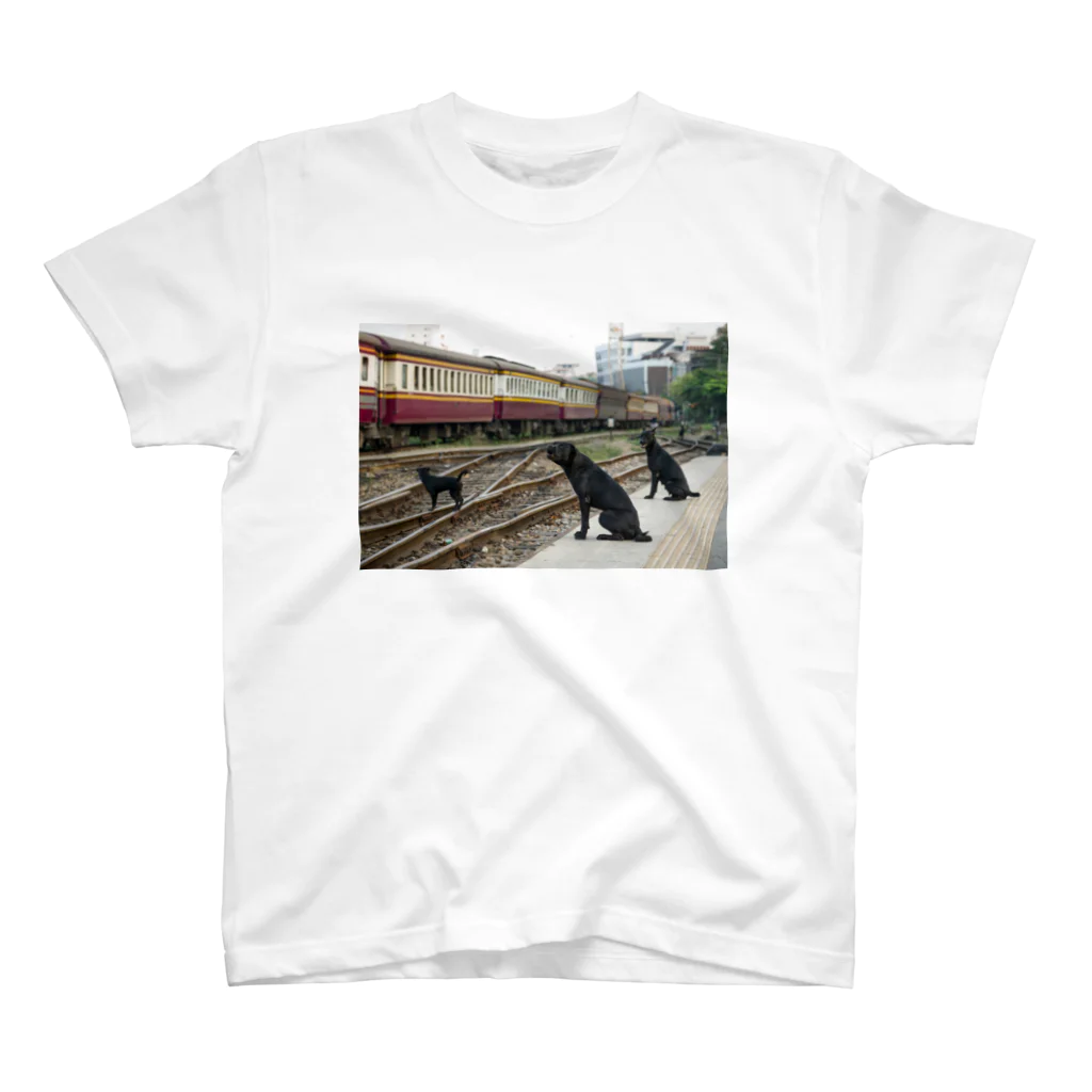 Second_Life_of_Railwaysのタイ・バンコクのフアランポーン駅に暮らす愉快な野良犬たち スタンダードTシャツ