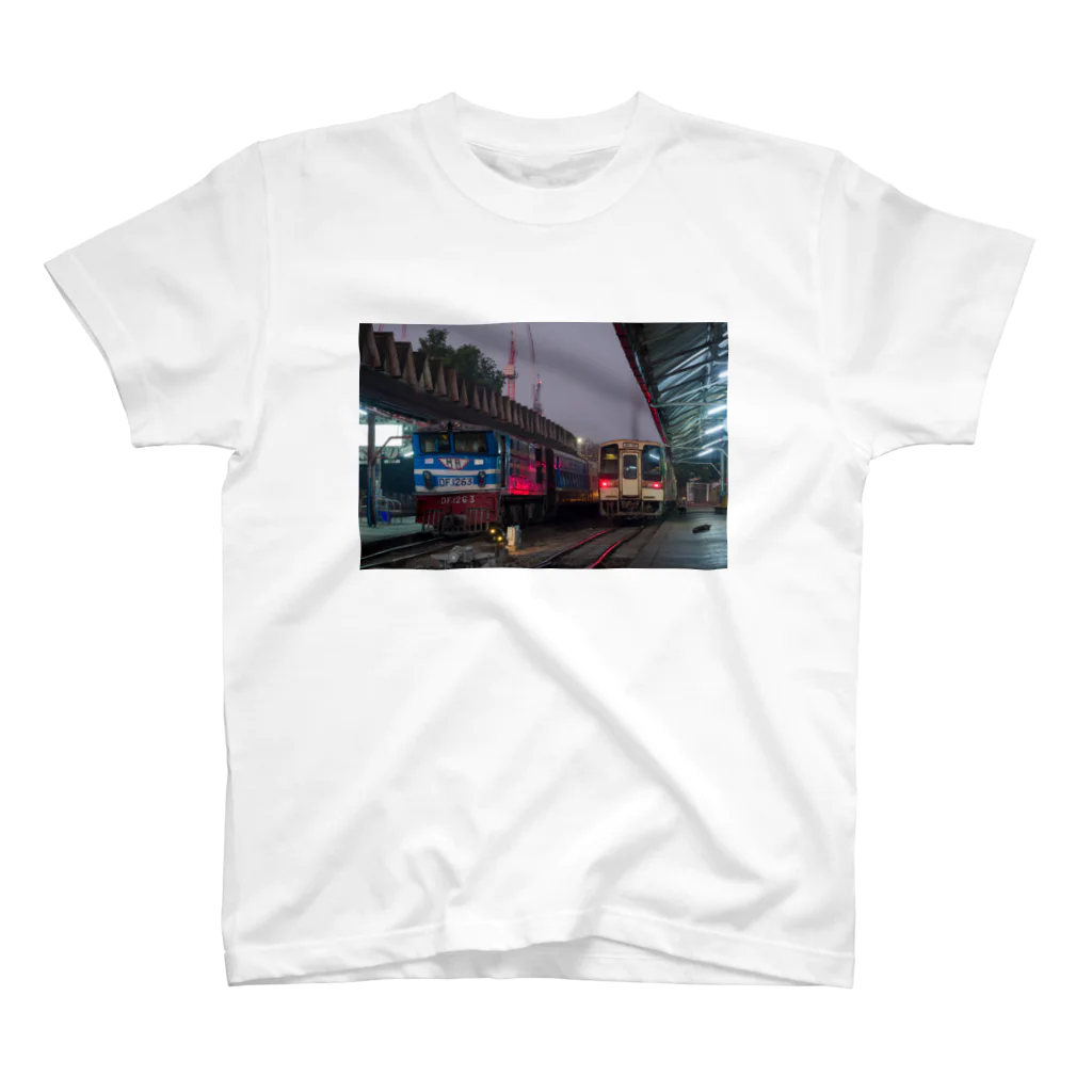 Second_Life_of_Railwaysのミャンマーに譲渡されたキハ11系と現地の客車列車 Regular Fit T-Shirt