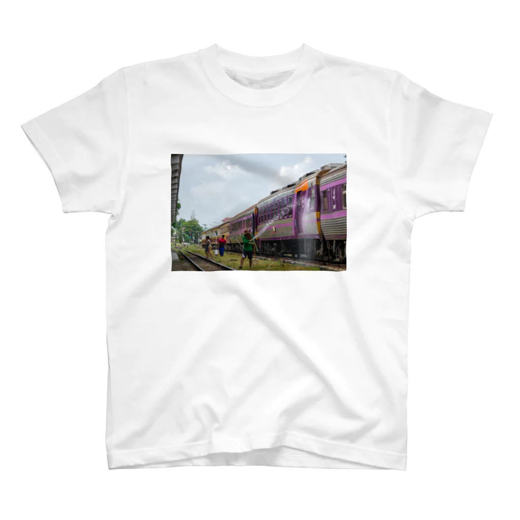 Second_Life_of_Railwaysのタイ鉄道で現役の12系客車が水浴びをする Regular Fit T-Shirt