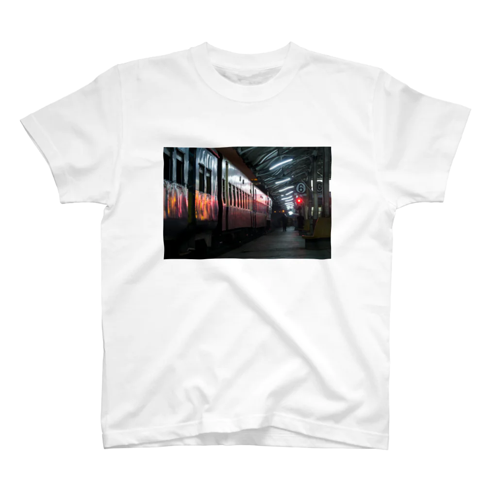 Second_Life_of_Railwaysのミャンマー国鉄の客車列車が夜明けのヤンゴン駅で出発を待つ Regular Fit T-Shirt