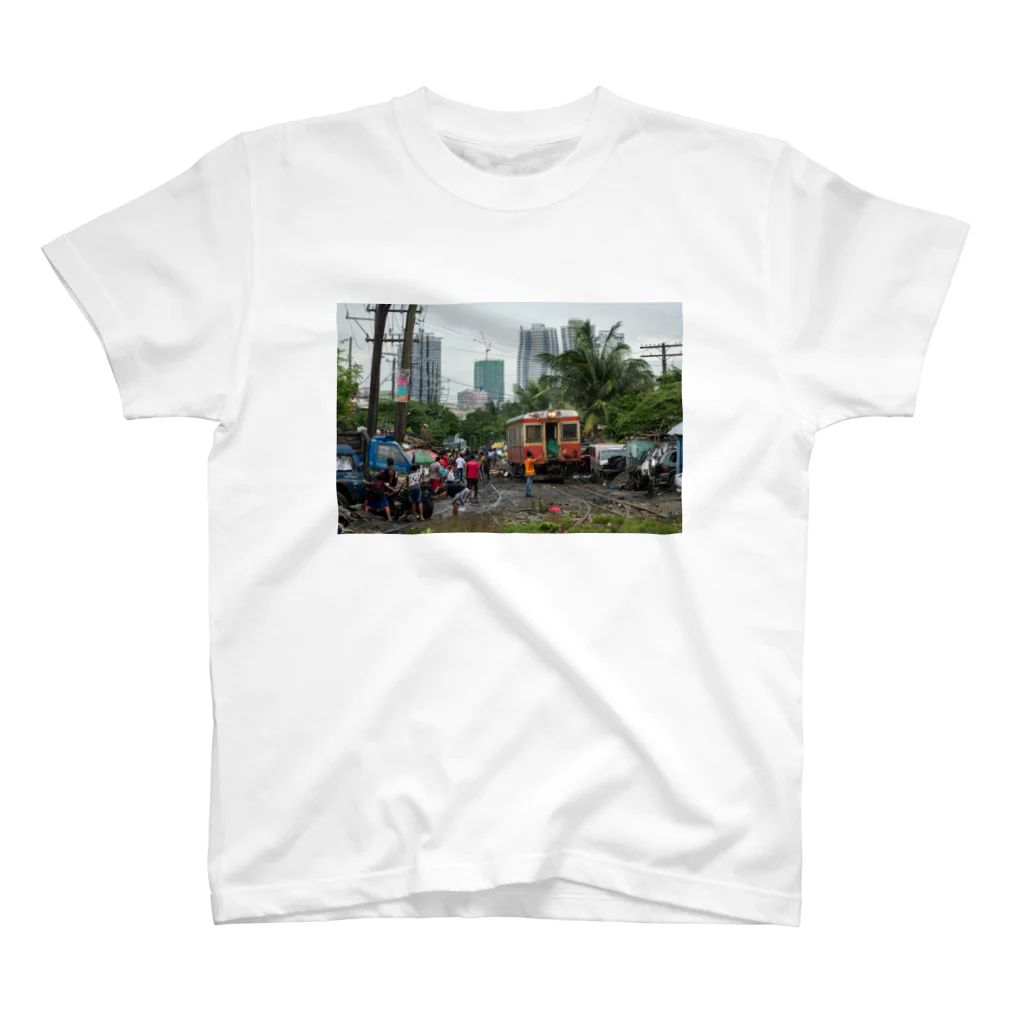 Second_Life_of_Railwaysのフィリピン国鉄の元JR東日本キハ52がスラム街を駆け抜ける Regular Fit T-Shirt