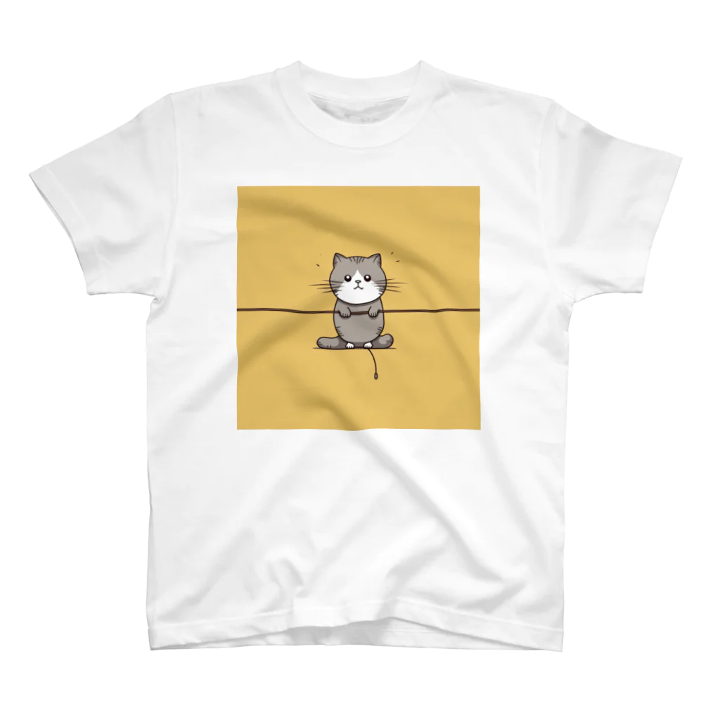 Yokogawaのロープにぎりぎりぶら下がった灰色の猫 Regular Fit T-Shirt