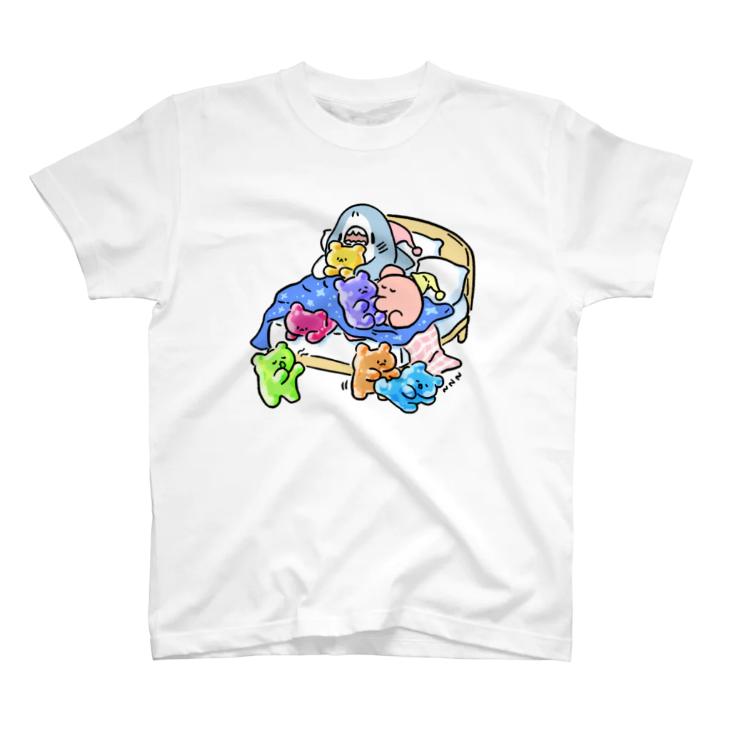 サメとメンダコ[namelessmm2]のおやすみ！くまグミ スタンダードTシャツ