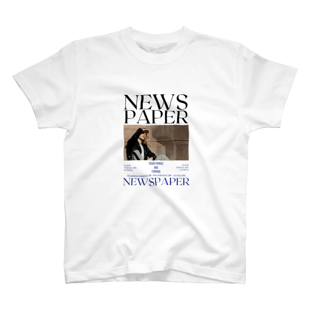 show.のNEWS PAPER Regular Fit T-Shirt