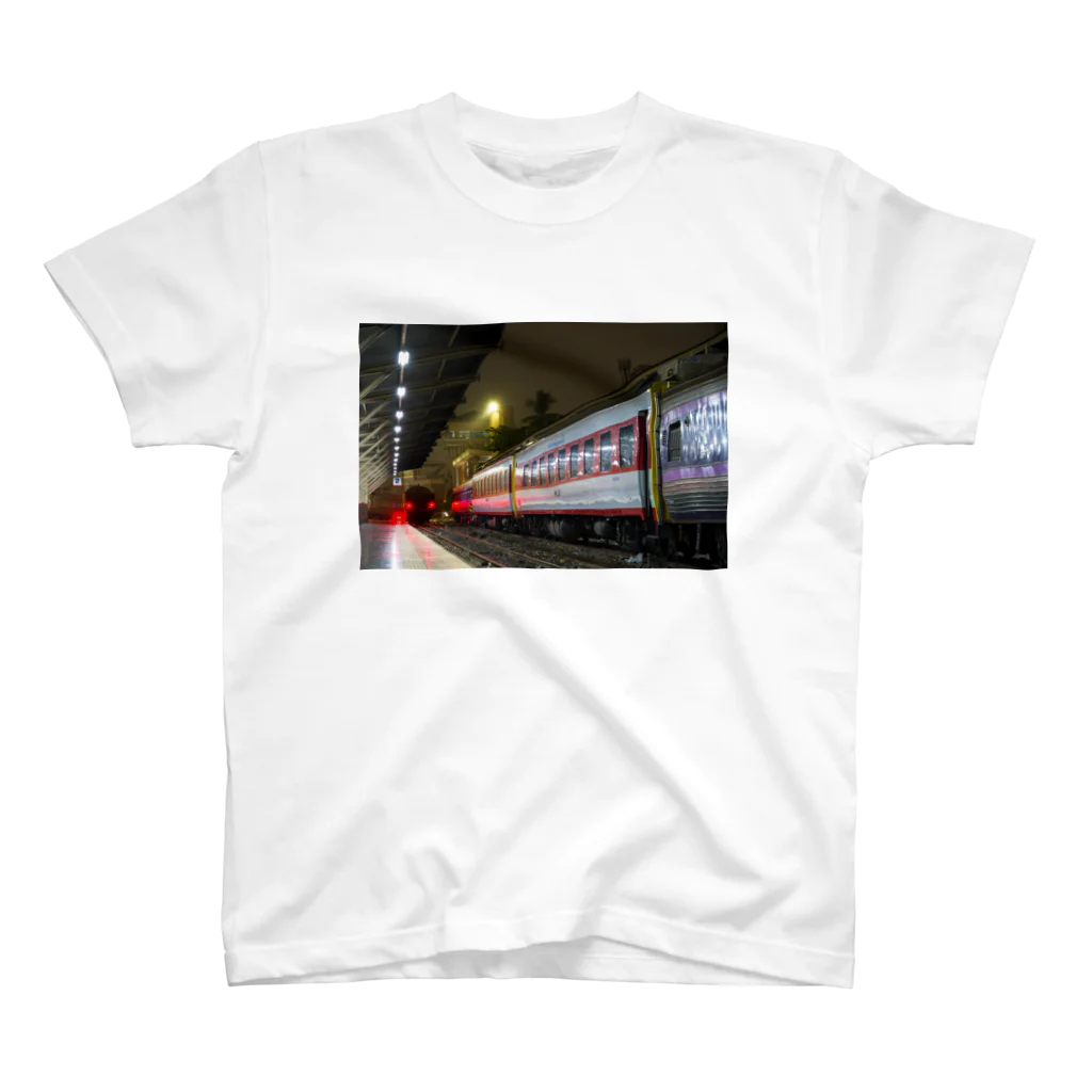 Second_Life_of_Railwaysのブルートレインが旅情を誘う、タイ国鉄ファランポーン駅の夜 スタンダードTシャツ