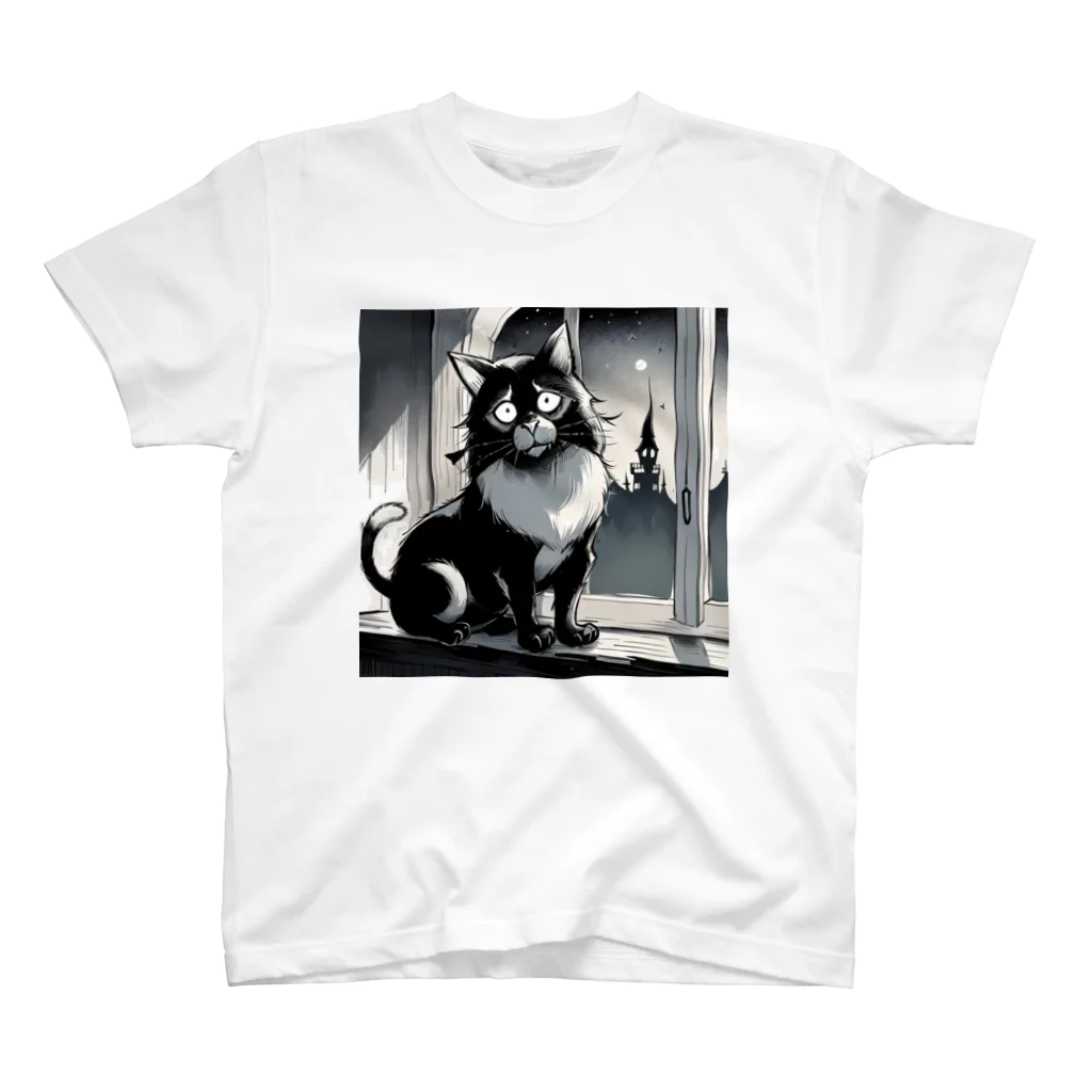 ラッキーマウンテンの窓辺にたたずむ猫 スタンダードTシャツ