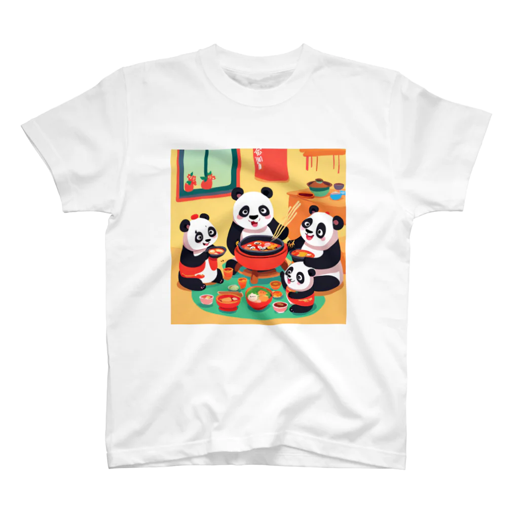 萌えキャラ大好きの家族で鍋を食べるパンダイラストのグッズ Regular Fit T-Shirt