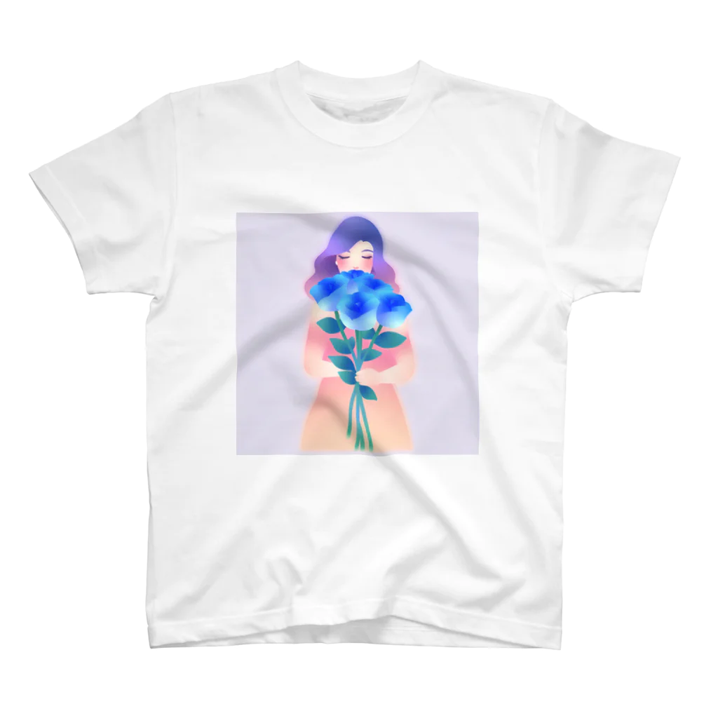 bon-bonの大きな青いバラの花束を持った綺麗な女性 Regular Fit T-Shirt