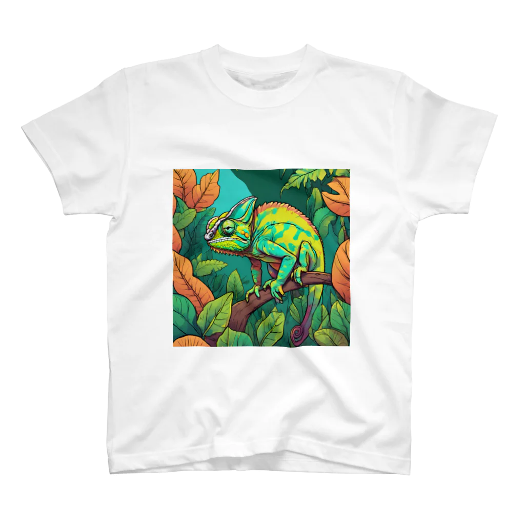 爬虫類Ｔのエボシカメレオン　背景あり Regular Fit T-Shirt