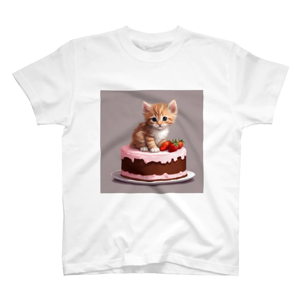 にゃんこぷにのケーキの上の仔猫ちゃん Regular Fit T-Shirt