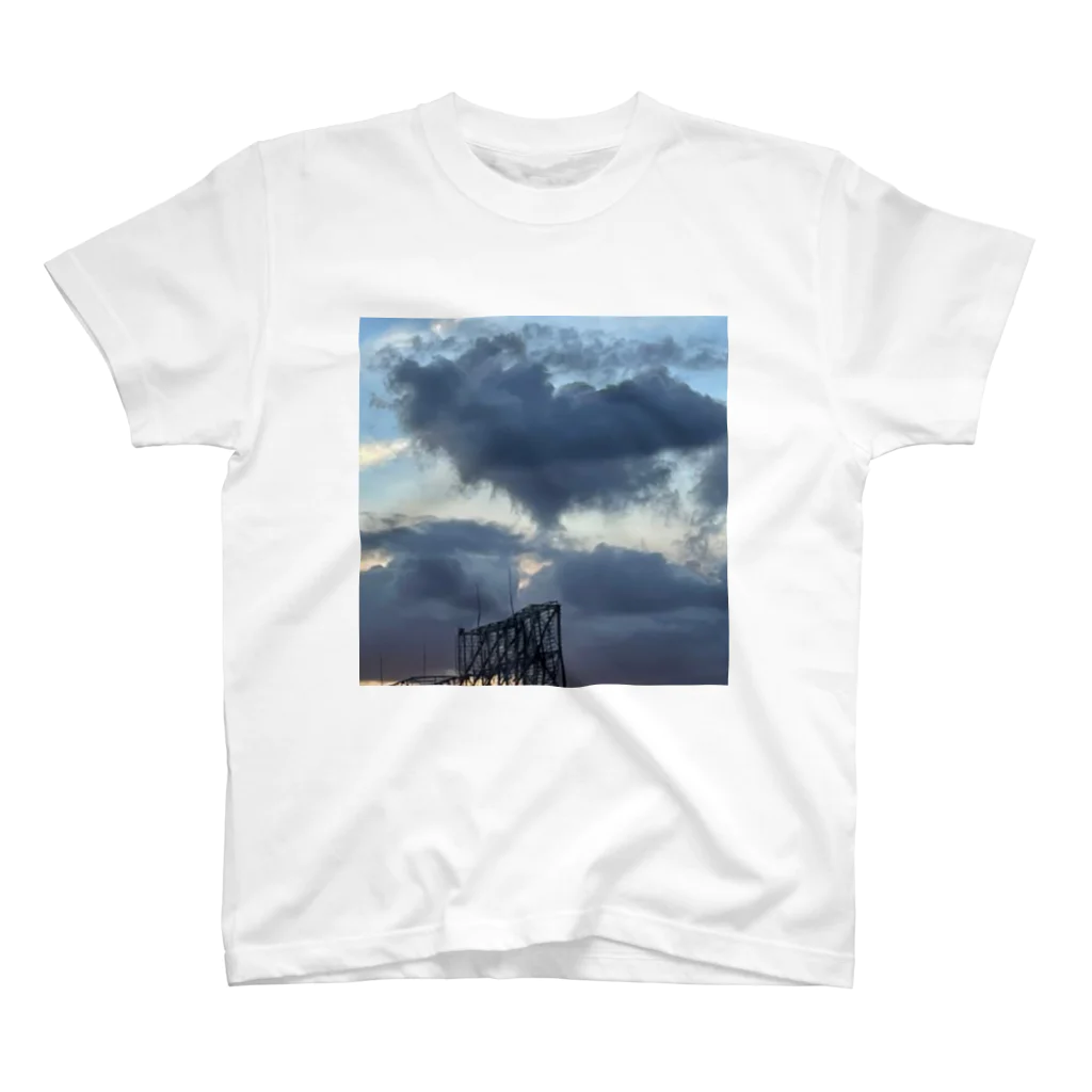 蒼天の空の夕方の綺麗な風景 Regular Fit T-Shirt