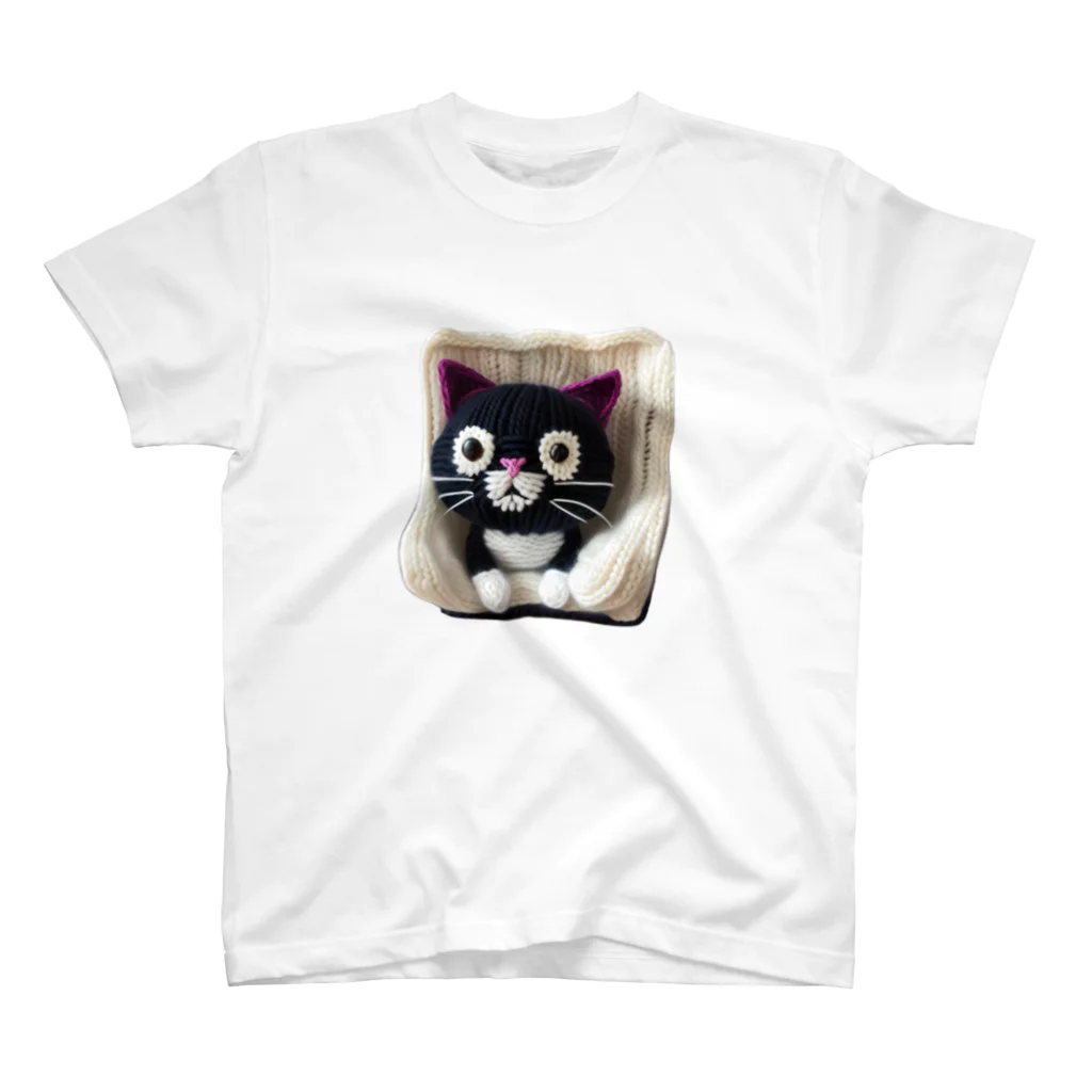 ヤマネコの編みぐるみの黒猫 Regular Fit T-Shirt