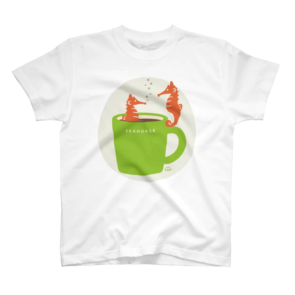 イラスト MONYAAT のタツノオトシゴ　コーヒーにオトサレター スタンダードTシャツ