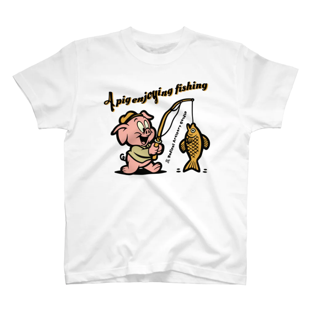 Radical Artistry StudioのUser A pig enjoying fishing Regular Fit T-Shirt