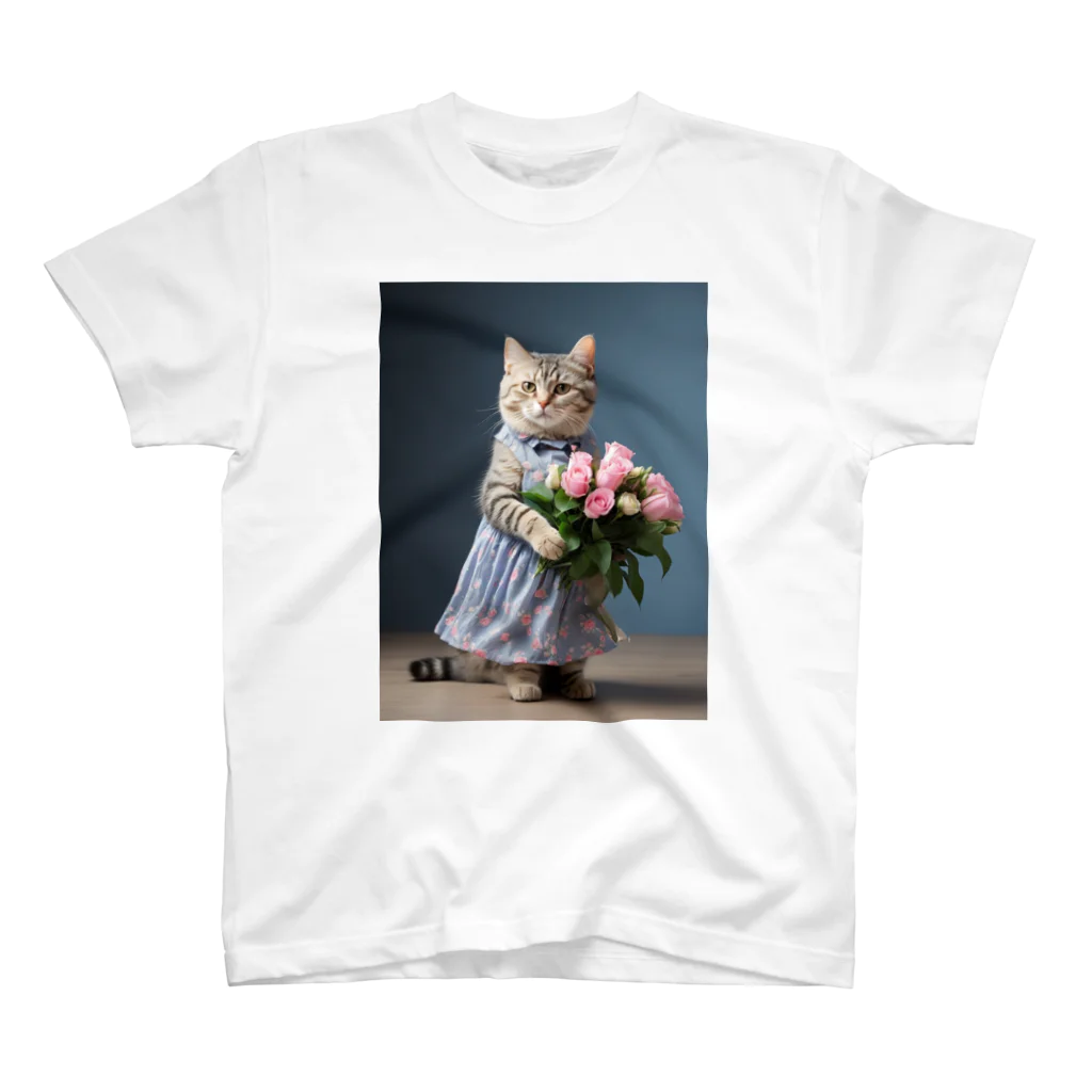 kuronyansuzuのお祝いの花束を持っているアメショーちゃん スタンダードTシャツ