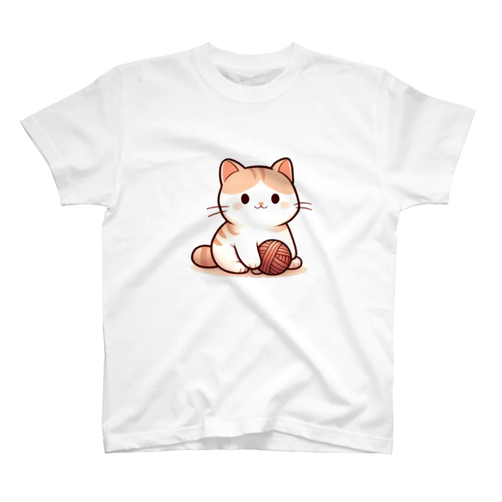 ふわふわ動物スタジオのふわふわの愛らしい猫ちゃんと毛糸玉 スタンダードTシャツ