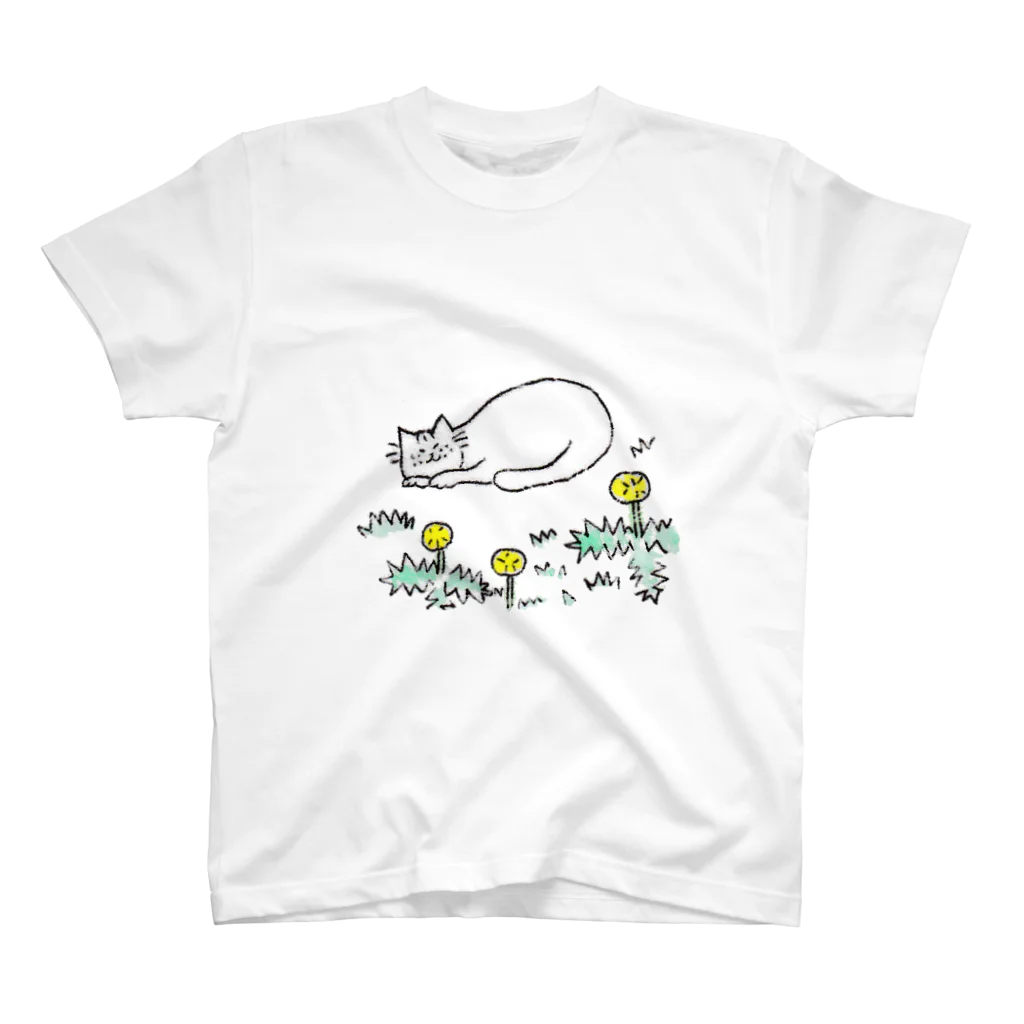 森の中の昼寝する白猫とたんぽぽ スタンダードTシャツ