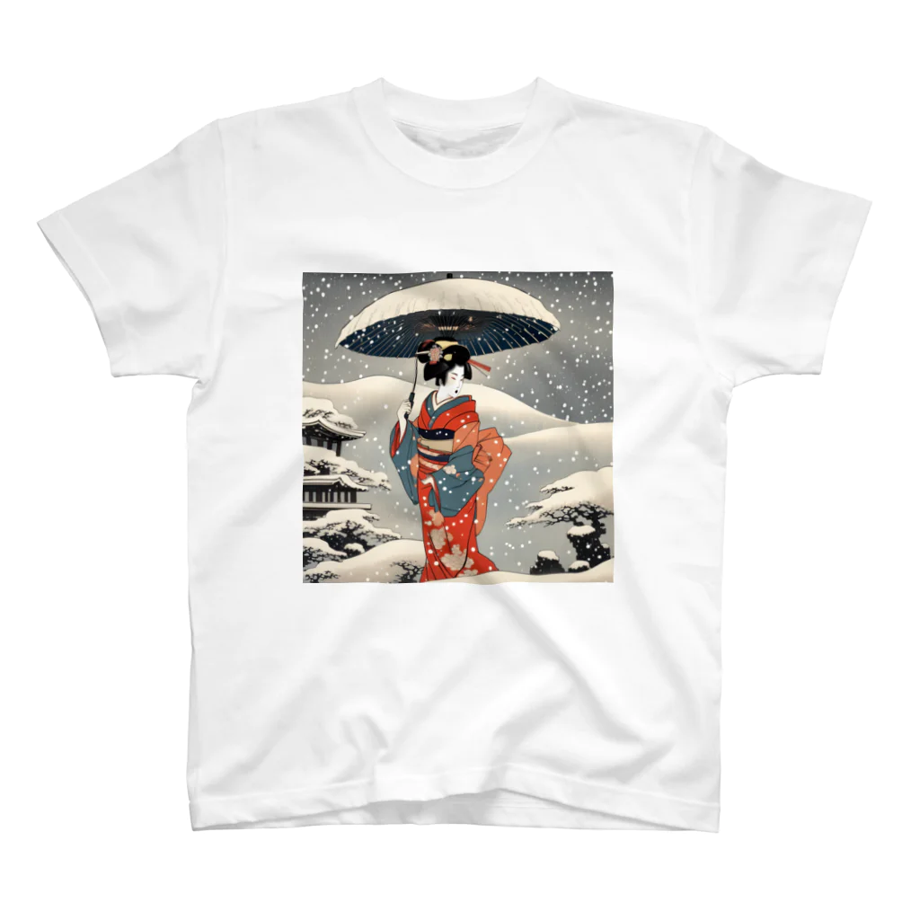 日本の風景 COOL JAPANの日本の風景、雪降る中を歩く舞妓さん　Japanese senery：Maiko in the snow Regular Fit T-Shirt