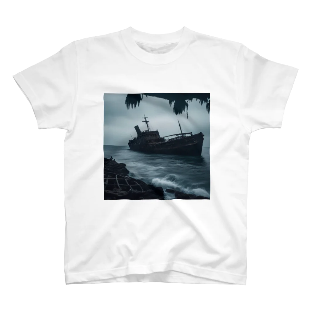 Dark Fの暗黒の海に浮かぶ腐敗した船の墓場 スタンダードTシャツ