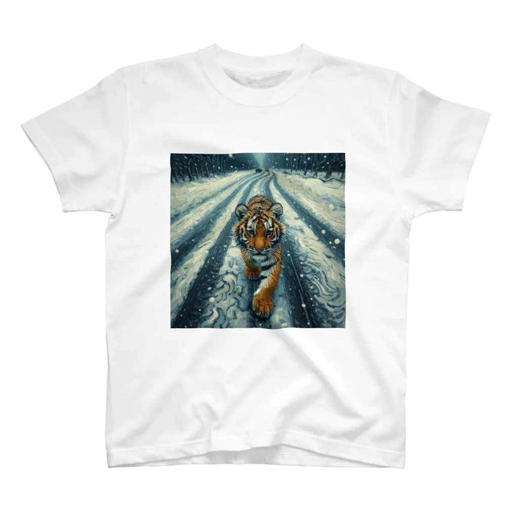 ひのえまるの雪道を歩く小虎 スタンダードTシャツ