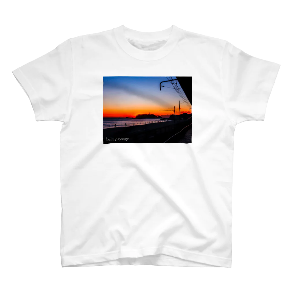 海のアーティスト　belle paysageのbelle paysage 鎌高前の夕焼け Regular Fit T-Shirt