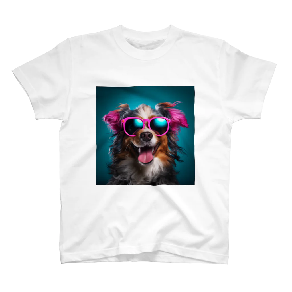 AQUAMETAVERSEのサングラスをかけた、かわいい犬 Marsa 106 Regular Fit T-Shirt