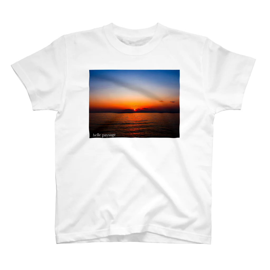 海のアーティスト　belle paysageのbelle paysage 江ノ島海岸の夕陽 Regular Fit T-Shirt