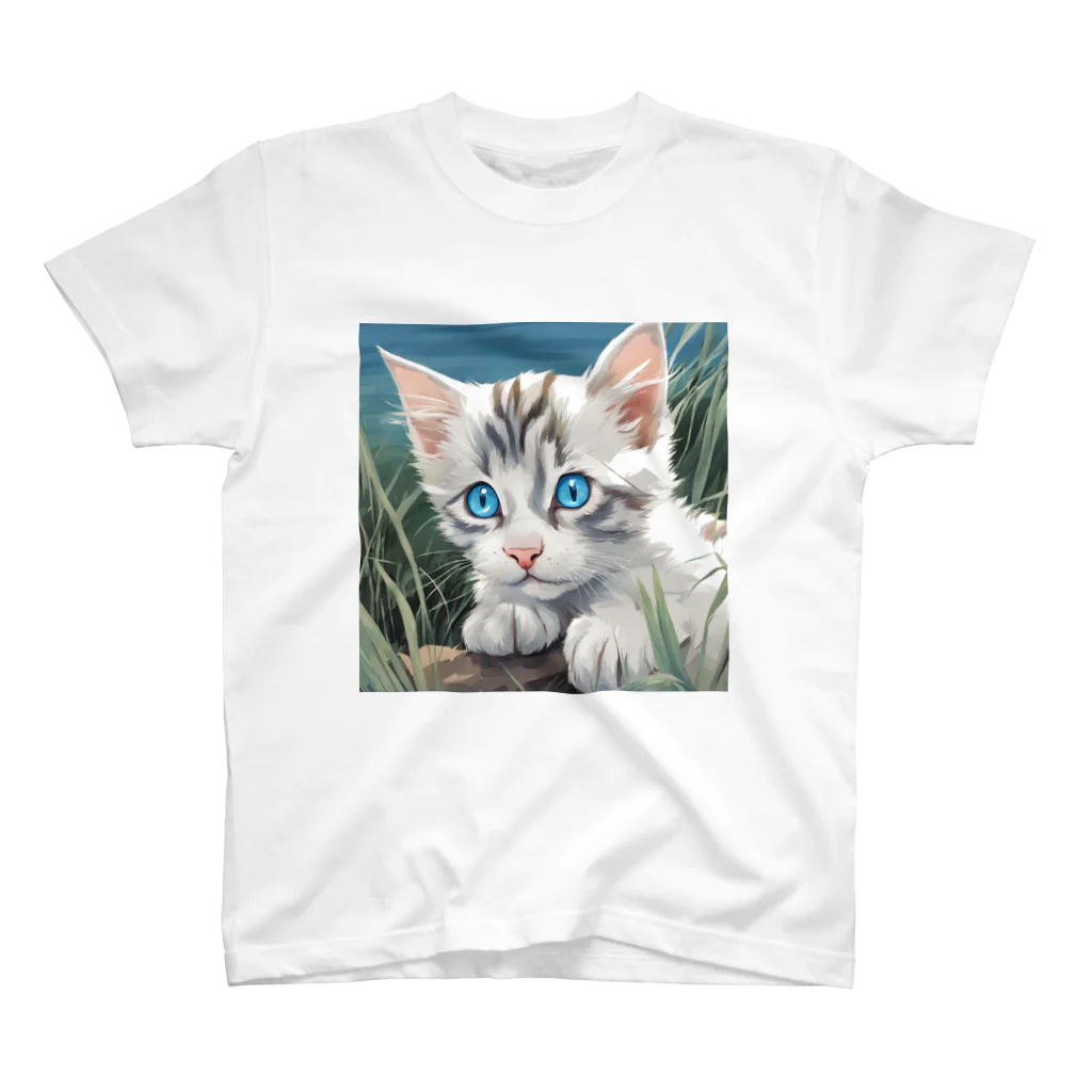 yoiyononakaの草むらの虎縞白猫 Regular Fit T-Shirt