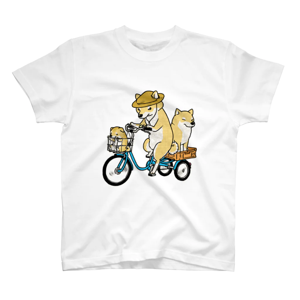 真希ナルセ（マキナル）の三輪自転車に乗る柴犬たち（赤柴） Regular Fit T-Shirt