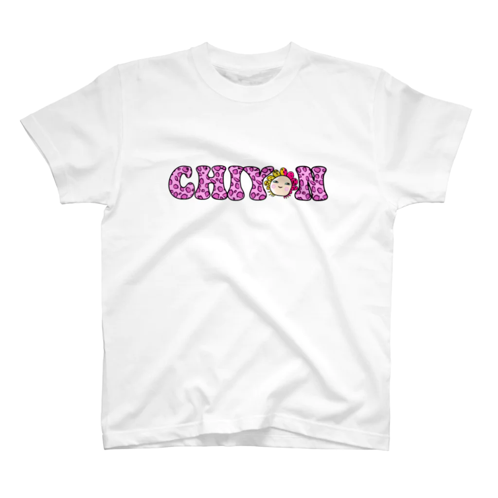 ちよンのお店のピンク文字ヒョウ柄（横） Regular Fit T-Shirt