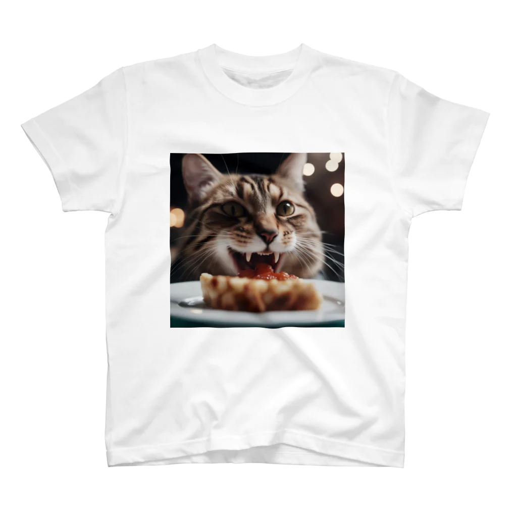 feliceのごはんを食べている猫 Regular Fit T-Shirt