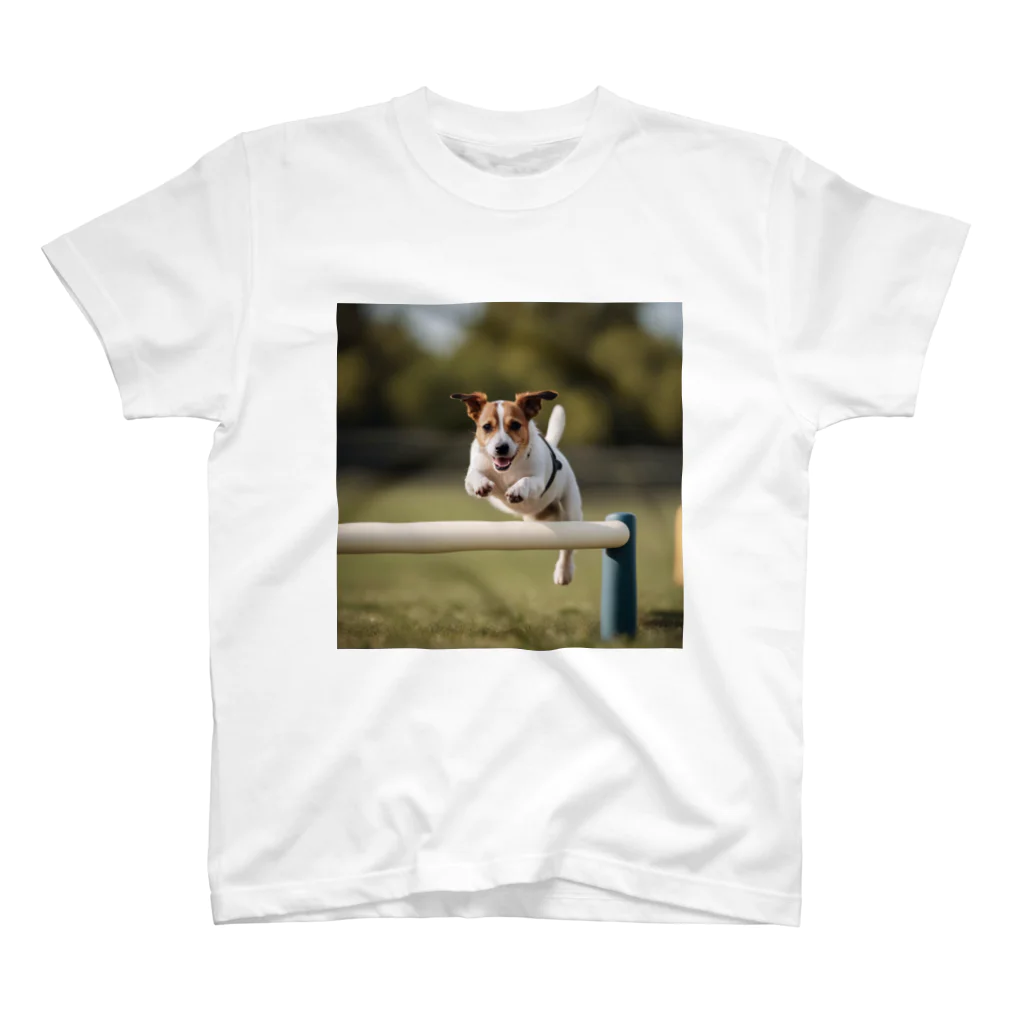 jackrussellvibes___のハードルをジャンプしているジャックラッセルテリア スタンダードTシャツ