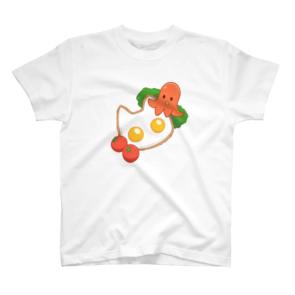 きょううんRRR・SUZURI支店のネコさん目玉焼きとタコさんウインナー Regular Fit T-Shirt