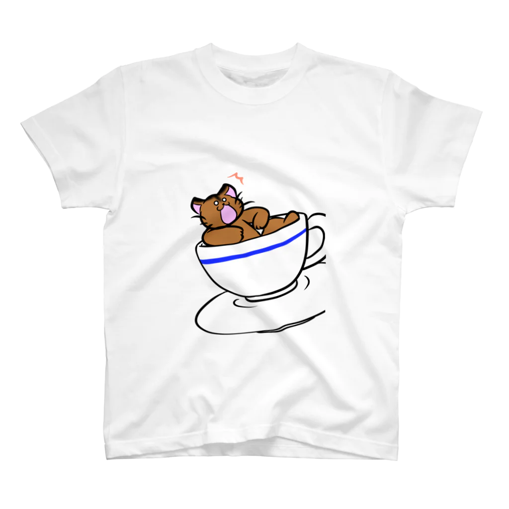 からあげトマトプロジェクトのコーヒーカップに入るねこ Regular Fit T-Shirt